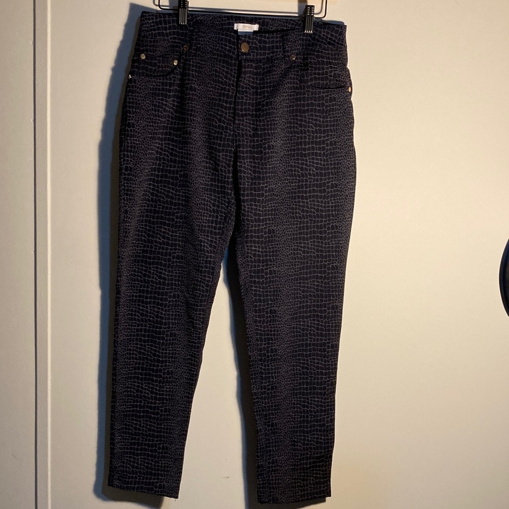 Elegant Black Croc-Patterned Women's Cropped Jeans